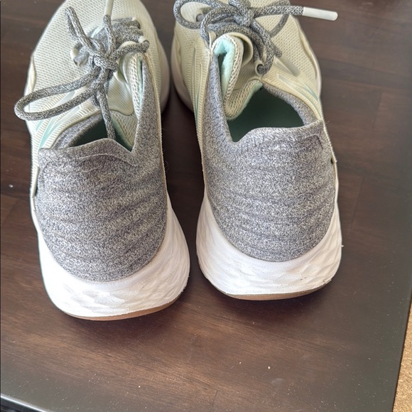 New Balance Gray Sneakers with Seamless Knit Design - Picture 3 of 6